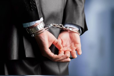 Adam arkadan kelepçeli