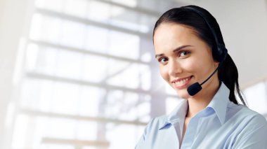 Arka plan üzerinde izole kadın çağrı merkezi operatörü