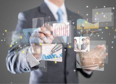 Farklı grafikler gösteren erkek el