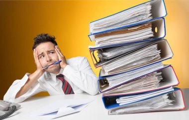 Office belgeleri yığını ile yorgun işadamı 