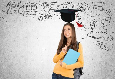 mezuniyet şapkası giyen mutlu genç kadın