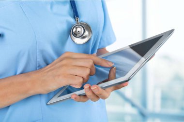 Dijital tablet, yakından görmek tutan doktor 