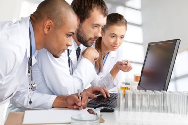 Doktorlar hastanede konuşan uzmanlık laptop yanında takım. 