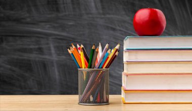 Yığın kitap, kalem ve kırmızı elma, eğitim ve arka plan öğrenme