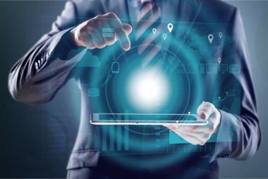 Dijital tablet kullanan adam görmek 