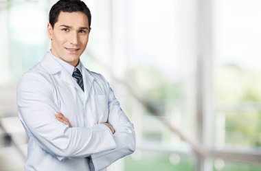 Yakışıklı doktor portre arka plan üzerinde
