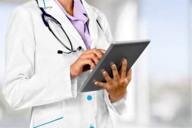 Dijital tablet, yakından görmek tutan doktor 