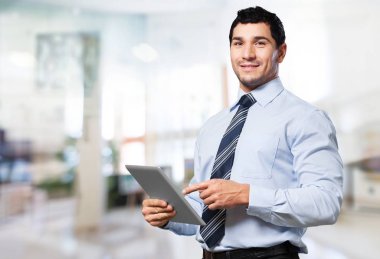 Dijital tablet kullanan adam görmek