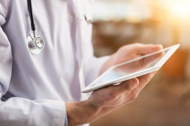 Dijital tablet, yakından görmek tutan doktor 
