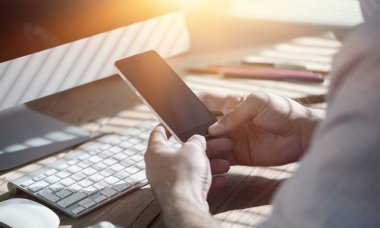 Erkek el smartphone yakından görmek