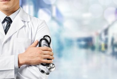 genç doktor stetoskop ile orta bölüm görünümü