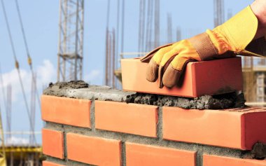 Arka plan üzerinde iş yerinde genç meslek adam portresi