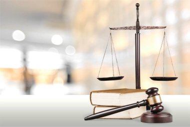 Adalet ölçekler, tokmak ve Kitaplar, hukuk ve adalet kavramı 