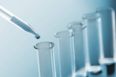 Cam laboratuvar şişeler ışık arka plan üzerinde 