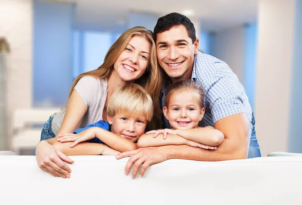 Jovem Família Casa Sorrindo Para Câmera — Fotografia de Stock