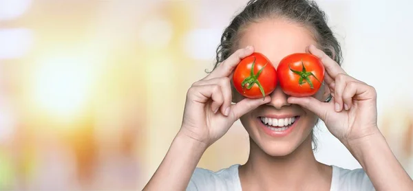 Mulher Feliz Cobrindo Olhos Com Tomates — Fotografia de Stock