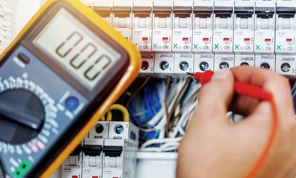 Hand Electrician Checking Power Multimeter — Stock Photo, Image