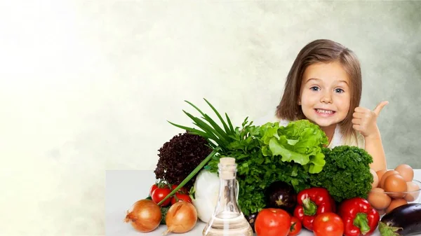 Klein Meisje Met Rauwe Groenten Geïsoleerd Wit — Stockfoto