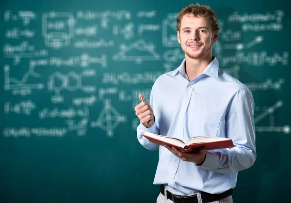 Giovane Insegnante Maschio Piedi Con Libro — Foto Stock