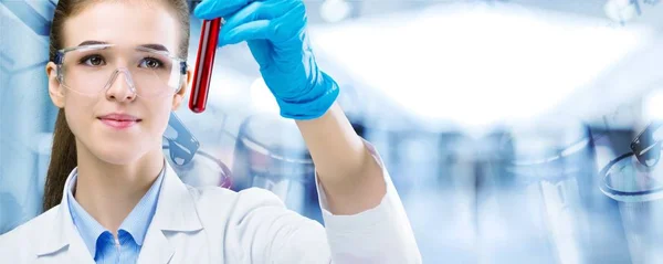 Feminino Cientista Segurando Tubo Ensaio Conceito Pesquisa Farmacêutica Bandeira Científica — Fotografia de Stock
