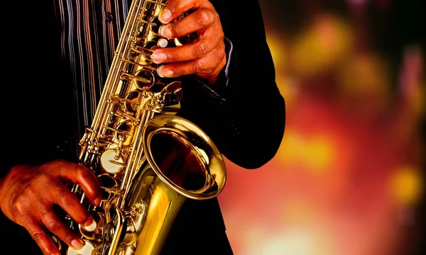 Człowiek Grając Saksofonie Zbliżenie — Zdjęcie stockowe