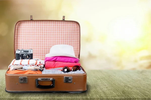 ビンテージ カメラと服のレトロなスーツケース 旅行や休暇 — ストック写真