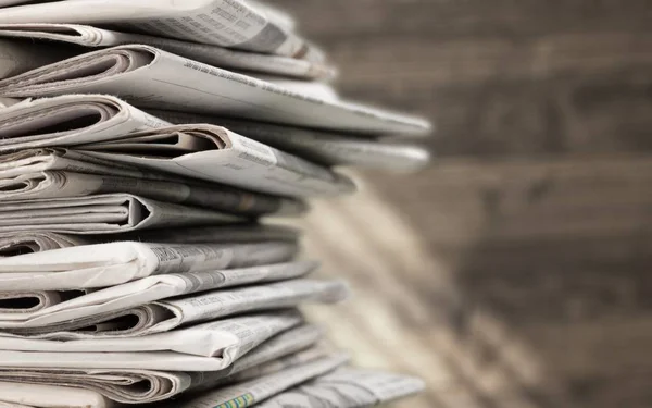 Σωρό Των Εφημερίδων Στο Φόντο Προβολή Μεγέθυνση — Φωτογραφία Αρχείου