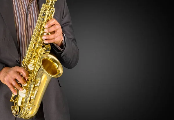 Człowiek Grając Saksofonie Zbliżenie — Zdjęcie stockowe