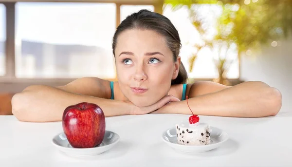 Évitez Concept Aliments Sucrés Femme Choisissant Entre Gâteau Pomme — Photo