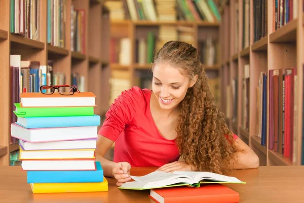 College Student Flicka Biblioteket Studerar — Stockfoto