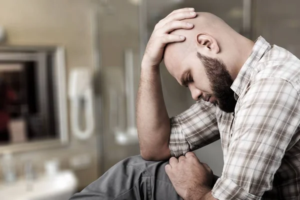 Hombre Calvo Estresado Mano Sobre Cabeza Sobre Fondo — Foto de Stock