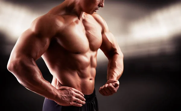 肌肉发达的男性躯干模型与强 Abs — 图库照片