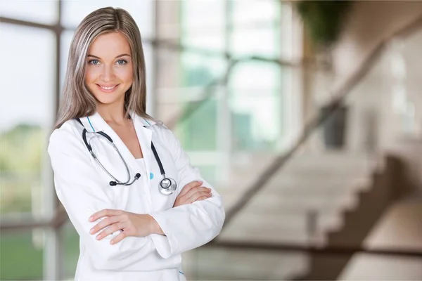 仕事の制服を着た笑顔の美しい若い女性医師 — ストック写真
