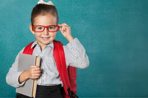 Kleines Schulmädchen Mit Buch Auf Dem Spielplatz — Stockfoto