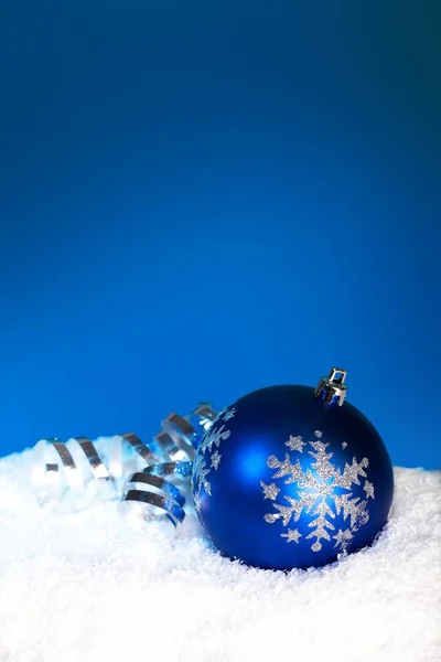 Arka Plan Üzerinde Güzel Bir Noel Top — Stok fotoğraf
