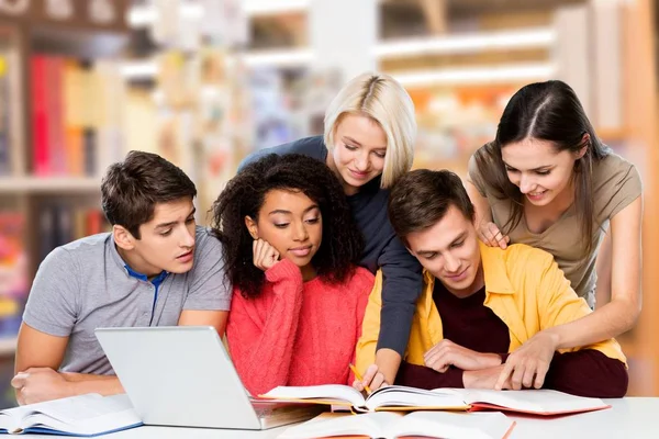 Jonge Studenten Die Studeren Met Laptop Boeken — Stockfoto