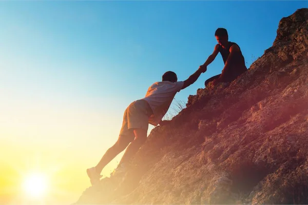 Man Rock Climbing Another Man Helping — Stock Photo, Image