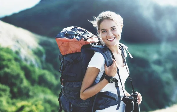 genç kadın uzun yürüyüşe çıkan kimse sırt çantası ile