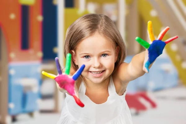 Menina Bonito Com Mãos Pintadas Coloridas Fundo Claro — Fotografia de Stock