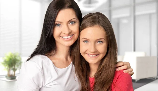 Menina Adolescente Sua Mãe Sorrindo — Fotografia de Stock