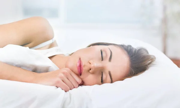 Mujer Joven Durmiendo Dormitorio —  Fotos de Stock