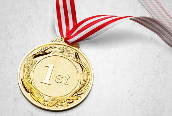 Золотая медаль с лентой — стоковое фото
