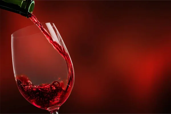 Vin Rouge Versé Dans Verre Vin Gros Plan — Photo