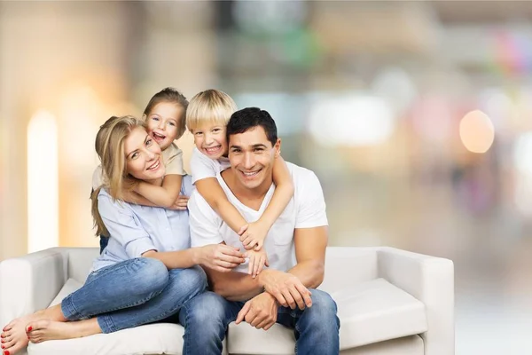 Jovem família em casa — Fotografia de Stock