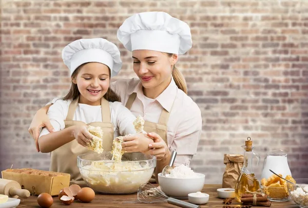 Portret Van Een Schattig Klein Meisje Haar Moeder Bakken Samen — Stockfoto