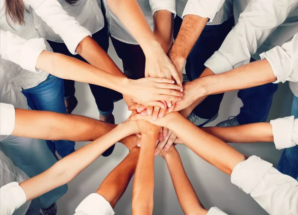 Nahaufnahme Von Oben Menschen Die Ihre Hände Zusammenlegen Teamwork Konzept — Stockfoto