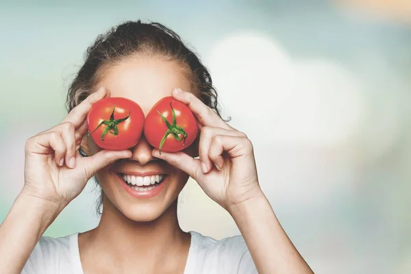 Mulher Feliz Cobrindo Olhos Com Tomates — Fotografia de Stock