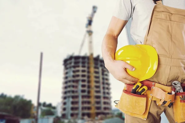 Hombre Trabajador Con Casco Sobre Fondo Borroso — Foto de Stock