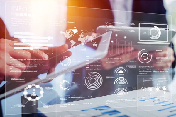 arka planda dijital tablet kullanan işadamları