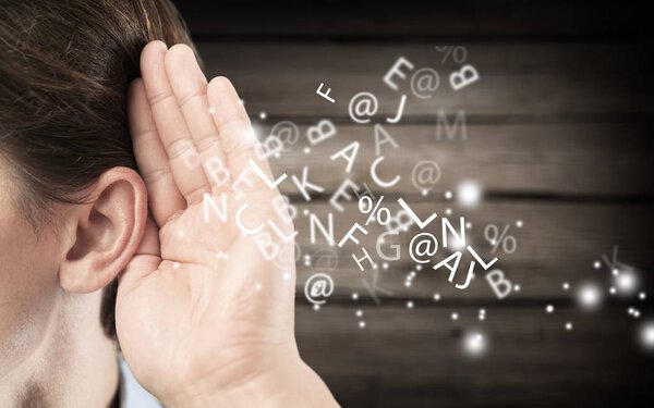 Бизнесмен держит руку у уха
 